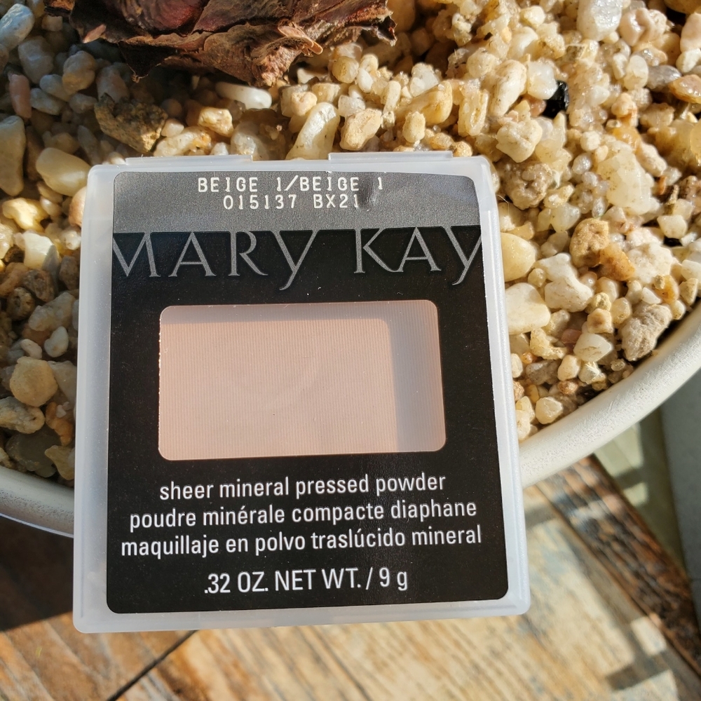 Mary kay Sheer Mineral Powder Foundation in Beige 1.
